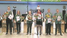 Hambergen (eb). Beim Bezirkskönigsball des Bezirksschützenverbandes Osterholz in der Uwe-Brauns-Halle wurden neue Königinnen und Könige proklamiert. Neuer Bezirksschützenkönig wurde Hanno Renken vom SV Axstedt und der Bezirksvizekönig wurde Heiko Warnken vom SV Quelkhorn. Selina Lange vom SV Steden holte sich den Titel der Bezirksschützenkönigin, während Bärbel Klaus vom SV Schwanewede Bezirksvizekönigin wurde. Bei den Jüngeren stach Jennifer Wingert vom SV Schwanewede hervor und wurde Jugendkönigin. Ihr zur Seite steht Maurice Meyer vom SV Lilienthal als Jugendvizekönig.