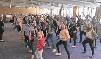 Anja Launhardt zeigt den Teilnehmenden mit viel Freude, wie die Choreografie geht.