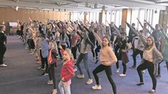 Anja Launhardt zeigt den Teilnehmenden mit viel Freude, wie die Choreografie geht.