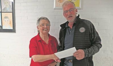 Elisabeth Kübitz gratuliert Hans Dieter Schröder zur 100. Blutspende.