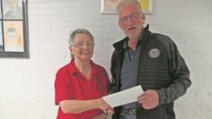 Elisabeth Kübitz gratuliert Hans Dieter Schröder zur 100. Blutspende.