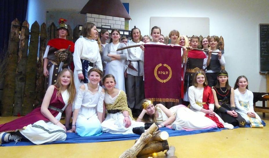 Die Schüler:innen sind bereits fleißig am Proben und freuen sich auf die Aufführungen.