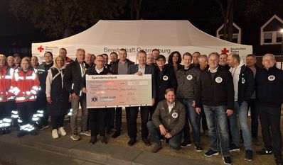 Michael Meyer und Ralf Rimkus überreichten der Gnarrenburger DRK-Bereitschaft einen symbolischen Scheck über 4.000 Euro.