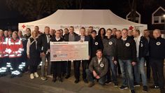 Michael Meyer und Ralf Rimkus überreichten der Gnarrenburger DRK-Bereitschaft einen symbolischen Scheck über 4.000 Euro.