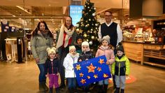 Famila-Marktmanager Hajo Golsch freute sich über den Besuch von Kita-Leitung Maylin Wilczynski (Mitte), Erzieherin Nele Röver und den Kita-Kindern, die ein Bild überreichten.