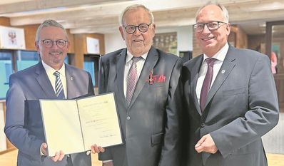 (v. l.) Bernd Lütjen, Heinz Warnken und CDU-Landtagsbageordneter Axel Miesner bei der Verleihung.