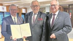 (v. l.) Bernd Lütjen, Heinz Warnken und CDU-Landtagsbageordneter Axel Miesner bei der Verleihung.