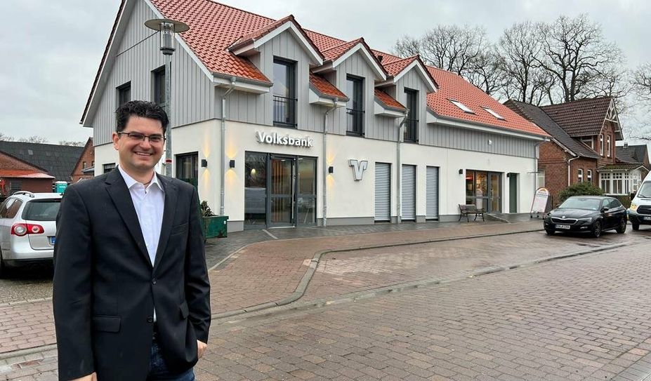 Ingmar Hinners ist Geschäftsstellenleiter der neuen Volksbank-Filiale. Rechts im Gebäude befindet sich die Filiale der Bäckerei Peters.