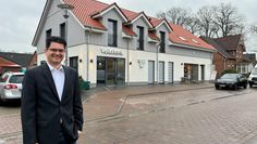 Ingmar Hinners ist Geschäftsstellenleiter der neuen Volksbank-Filiale. Rechts im Gebäude befindet sich die Filiale der Bäckerei Peters.