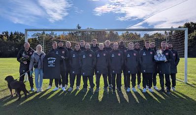 Noch scheint zwar die Sonne, doch schon bald werden die neuen Jacken die Männer vor dem Regen schützen.