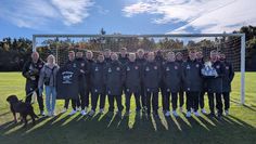 Noch scheint zwar die Sonne, doch schon bald werden die neuen Jacken die Männer vor dem Regen schützen.