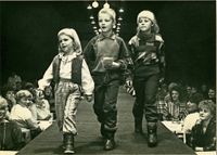 Sabrina und Tobias Schlüter mit Cousine Melanie Makstenieks bei einer Modenschau im Jahr 1984.