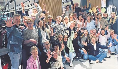 Das Schlüter-Team feiert 75-jähriges Jubiläum. Im Jahr 1998 entstand anlässlich des doppelstöckigen Anbaus ein schönes Familienfoto mit allen drei Schlüter-Generationen (Bild unten).