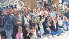 Das Schlüter-Team feiert 75-jähriges Jubiläum. Im Jahr 1998 entstand anlässlich des doppelstöckigen Anbaus ein schönes Familienfoto mit allen drei Schlüter-Generationen (Bild unten).