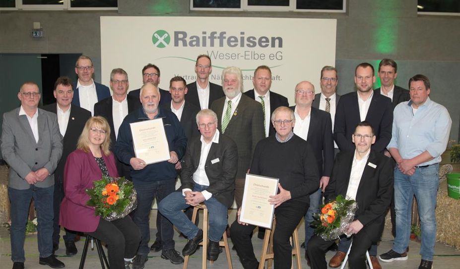 Die gesamte Belegschaft freut sich über die lange Zugehörigkeit von Holger Witte (vorne rechts) und Bernhard Hadeler (vorne Mitte).