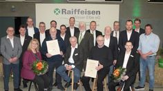Die gesamte Belegschaft freut sich über die lange Zugehörigkeit von Holger Witte (vorne rechts) und Bernhard Hadeler (vorne Mitte).