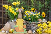 Farbenfrohe Holzfiguren und Blumengestecke sorgen direkt für ein frühlingshaftes Gefühl im eigenen Zuhause.