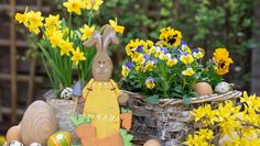 Farbenfrohe Holzfiguren und Blumengestecke sorgen direkt für ein frühlingshaftes Gefühl im eigenen Zuhause.