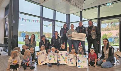 Gnarrenburg (eb). Die Kita Am Eichholz hat vor kurzem eine großzügige Spende in Höhe von 1.000 Euro vom Motorradclub Eagle Eyes Fahrendorf e.V. erhalten. Kitaleitung Jessica Wöhltjen nahm den Spendenscheck dankend entgegen. Das Team und die Kinder dürfen sich bereits über zwei Podeste für eine weitere Spielebene, Utensilien zum Kneten und diverse Holzspielzeuge freuen.
