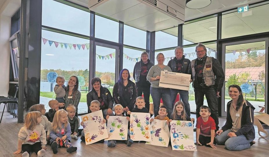 Gnarrenburg (eb). Die Kita Am Eichholz hat vor kurzem eine großzügige Spende in Höhe von 1.000 Euro vom Motorradclub Eagle Eyes Fahrendorf e.V. erhalten. Kitaleitung Jessica Wöhltjen nahm den Spendenscheck dankend entgegen. Das Team und die Kinder dürfen sich bereits über zwei Podeste für eine weitere Spielebene, Utensilien zum Kneten und diverse Holzspielzeuge freuen.