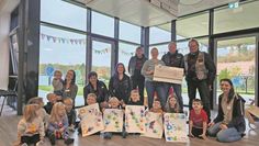 Gnarrenburg (eb). Die Kita Am Eichholz hat vor kurzem eine großzügige Spende in Höhe von 1.000 Euro vom Motorradclub Eagle Eyes Fahrendorf e.V. erhalten. Kitaleitung Jessica Wöhltjen nahm den Spendenscheck dankend entgegen. Das Team und die Kinder dürfen sich bereits über zwei Podeste für eine weitere Spielebene, Utensilien zum Kneten und diverse Holzspielzeuge freuen.
