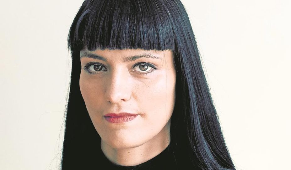 Anahita Razmi studierte am Pratt Institute in New York, bevor sie ein Postgraduiertenstudium absolvierte.