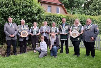 (von links: 1. Vorsitzender Denis Kühn, Martin Puckhaber, Marlo Geist, Kai Flathmann, Helga Meyerhoff, Mirco Engelke, Sandra Puckhaber, 2. Vorsitzender Thimon Puckhaber, vorn kniend Hendrik Intemann & Leon Raschke )