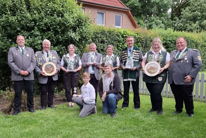 (von links: 1. Vorsitzender Denis Kühn, Martin Puckhaber, Marlo Geist, Kai Flathmann, Helga Meyerhoff, Mirco Engelke, Sandra Puckhaber, 2. Vorsitzender Thimon Puckhaber, vorn kniend Hendrik Intemann & Leon Raschke )