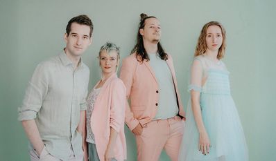 Mit viel Humor, ehrlicher Stimme und jeder Menge Groove gelingt der Band der Spagat zwischen  Witz und Tiefgang.
