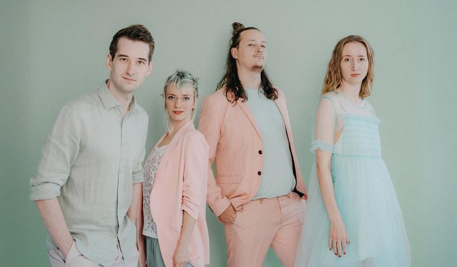 Mit viel Humor, ehrlicher Stimme und jeder Menge Groove gelingt der Band der Spagat zwischen  Witz und Tiefgang.