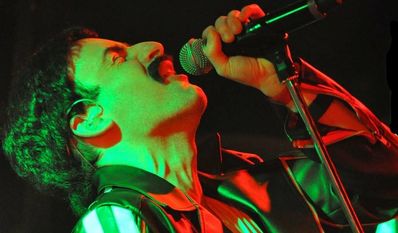 Sänger Jody Cooper von MerQury zeigt vollen Körpereinsatz.