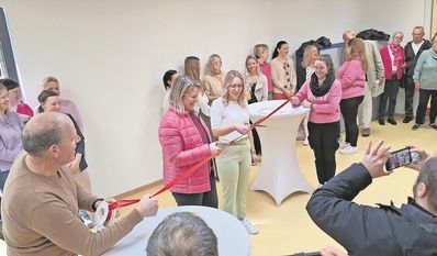 Feierlich wurde das Band bei der Eröffnung der Kindertagesstätte von Christina Jantz-Herrmann (l.) und Kimberly Hartung eröffnet.