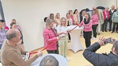 Feierlich wurde das Band bei der Eröffnung der Kindertagesstätte von Christina Jantz-Herrmann (l.) und Kimberly Hartung eröffnet.