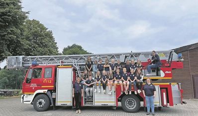 Die Blaulichtbande durfte vor den Ferien auf der Drehleiter des Feuerwehrautos in die Höhe fahren.