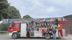 Die Blaulichtbande durfte vor den Ferien auf der Drehleiter des Feuerwehrautos in die Höhe fahren.
