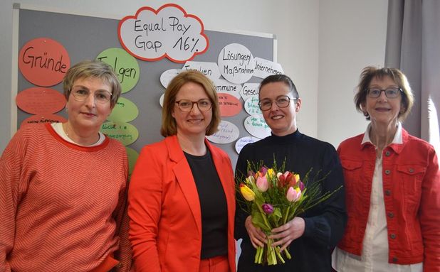 Das Team der Ko-Stelle, Frauke Siems, Ilka Holsten-Poppe und Johanna Meeske,  bedanken sich bei Silke Sylvester für den interaktiven Vortrag.