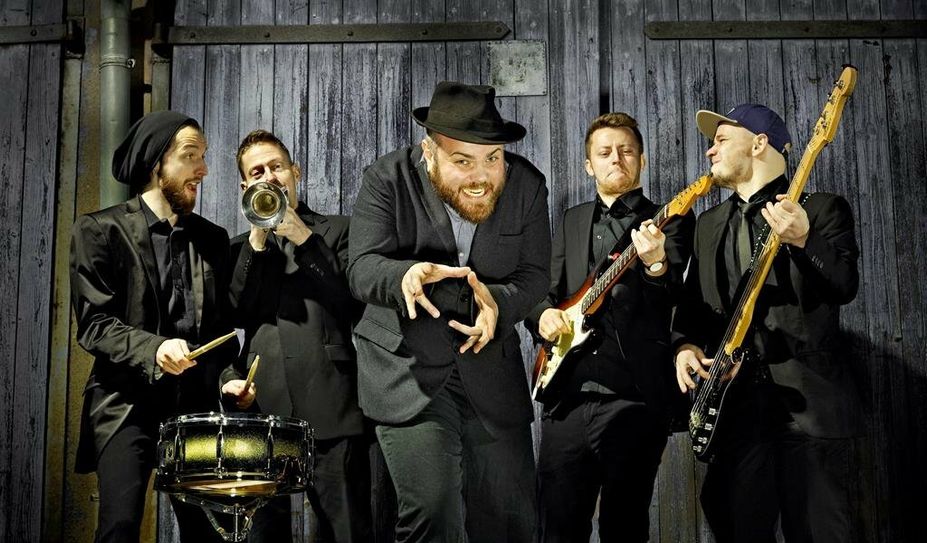WellBad hinter Frontmann Daniel Welbat kommt mit „Bad Habits“ in die Region.