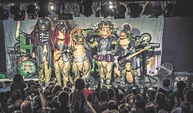 Die Show bietet viel Lichtspektakel, Nebel und Funkenregen.