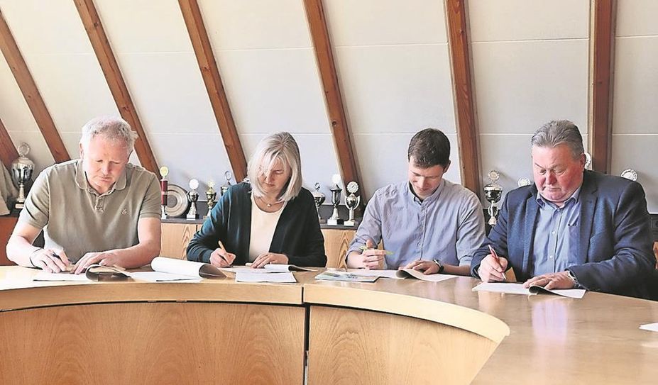Vertragsunterzeichnung in Hambergen (von links): Udo Mester, Frauke Schünemann, Lars Holzum und Jürgen Mehrtens. Foto: akl