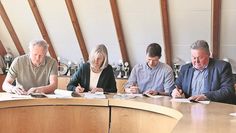 Vertragsunterzeichnung in Hambergen (von links): Udo Mester, Frauke Schünemann, Lars Holzum und Jürgen Mehrtens. Foto: akl