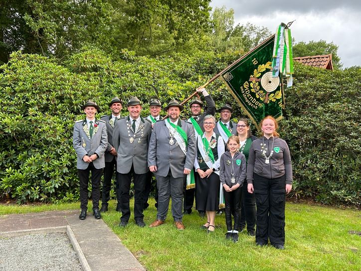 Hinten v. l.: 2. Vorsitzender Mark Zittlau, 1. Vorsitzender Nils Glaubke, Fahnenträger Gerhold Puckhaber, Torben Puckhaber und Jürgen Tienken Mitte v. l.: Vizekönig Thomas Wehleit, Schützenkönig Marco von Kneten, Schützenkönigin Andrea Zittlau, Vizekönigin Miriam Breden-Müller vorne v. l.: Jugendkönigin Malea Grotheer und Jugendvizekönigin Vanessa Wehleit