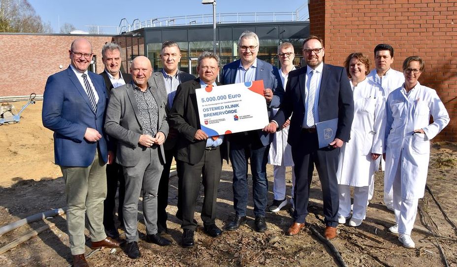 Dr. Andreas Philippi mit CEO, Ärzten, MdL Mohrmann, Landrat Prietz und Bürgermeister Hannebacher und weiteren Beteiligten.