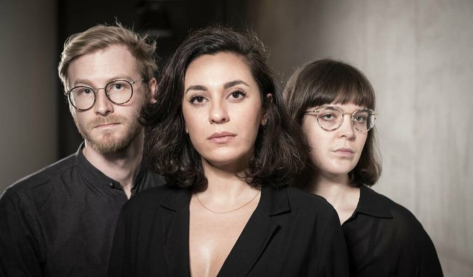 The Sheen Trio stellt sein Debutalbum „Gozar“ vor: Philipp Buck, Shabnam Parvaresh und Ula Martyn-Ellis.