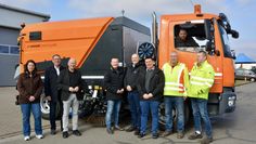 Die Stadtverwaltung sowie die Fahrer präsentieren stolz ihr neues Kehrfahrzeug.
