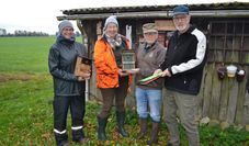 Nore Häusler und Petra Baack übernehmen von Manfred Segelken und Horst Gieschen federführend die  Nistkästenpflege in Hollen.