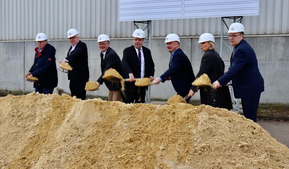 Von links: Michael Stobbe, Horst Müller, Bernd Lütjen, Peter Bohlmann, Christof von Schroetter, Babette Bammann und Thorsten Krüger beim obligatorischen 1. Spatenstich.