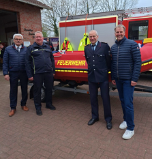 Freuen sich über die neue Bootskomponente: (v. l.) Ratsherr Bernd Beckmann, Gemeindebrandmeister Ralf Meyer, Ortsbrandmeister Alexander Fromme und Bürgermeister Guido Dieckmann.