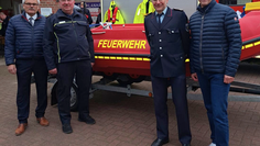 Freuen sich über die neue Bootskomponente: (v. l.) Ratsherr Bernd Beckmann, Gemeindebrandmeister Ralf Meyer, Ortsbrandmeister Alexander Fromme und Bürgermeister Guido Dieckmann.