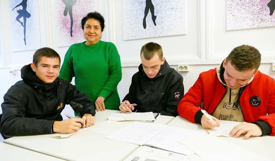 Die ukrainischen Schüler Maksin Derchov, Oleksandar Chubko und Dmytro Reschke (v.l.) freuen sich über eine Lehrerin, die sie versteht.