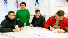 Die ukrainischen Schüler Maksin Derchov, Oleksandar Chubko und Dmytro Reschke (v.l.) freuen sich über eine Lehrerin, die sie versteht.